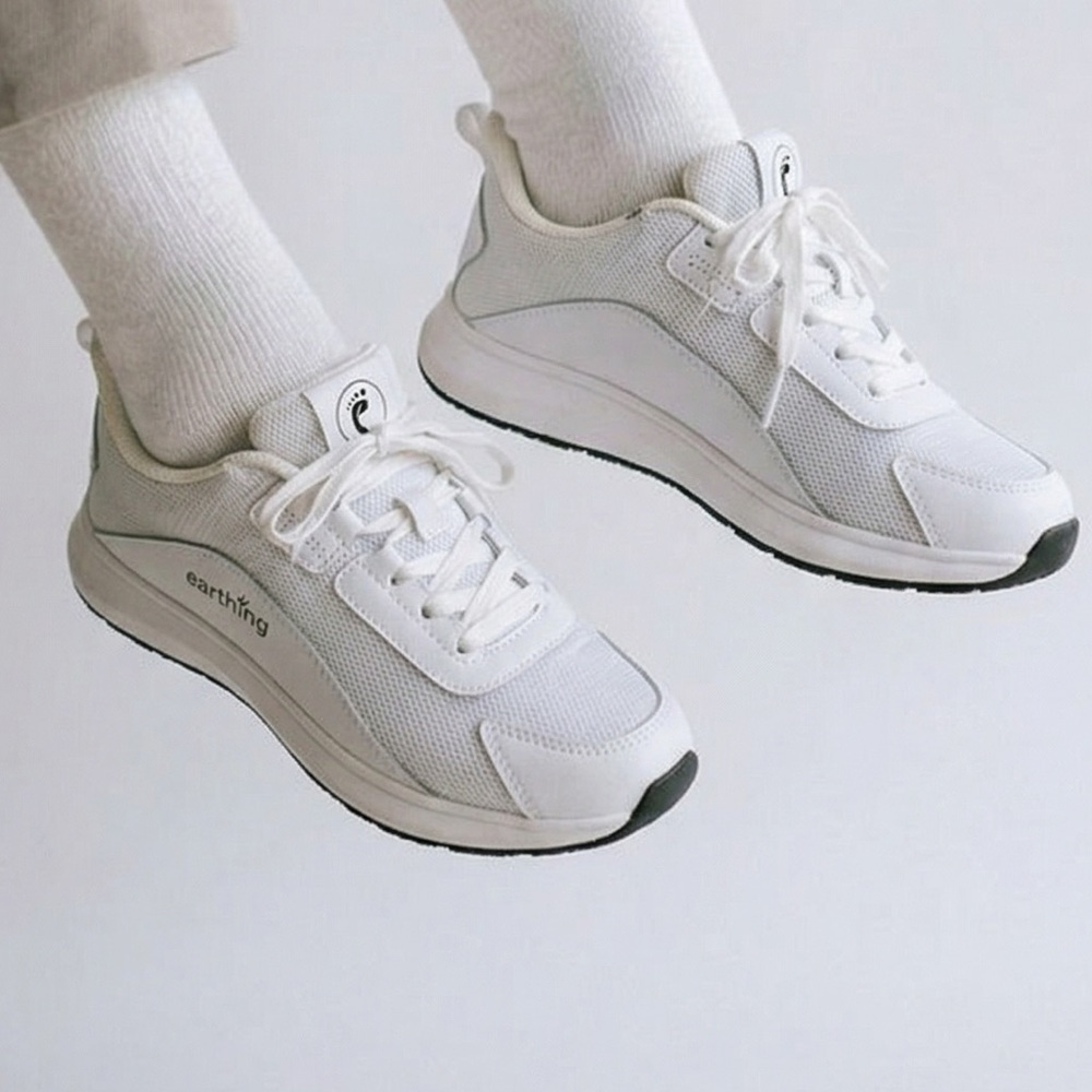 Earthing white low top lace up athletic shoes sz 6.5